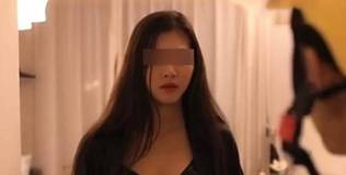 Đặt đồ giao hàng, cô gái hoảng hốt khi shipper đi vào phòng ngủ