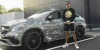 Dân mạng hiếu kỳ khi Ronaldo xuất hiện bên siêu xe “nạm đầy đá quý”
