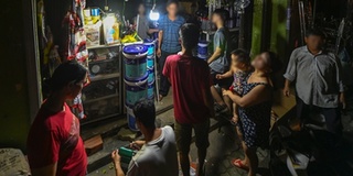 Huế: Người dân xếp hàng đi mua bóng đèn vì cột điện gãy đổ sau bão