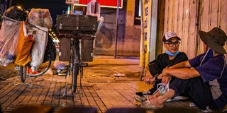 CÂU CHUYỆN CUỘC SỐNG: 9x đạp xe khắp Sài Gòn cắt tóc cho người nghèo