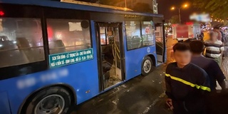 Xe buýt ở Sài Gòn bất ngờ bốc cháy, hơn 10 hành khách phải tháo chạy