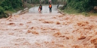 30 người không qua khỏi, 14 người mất tích do mưa lũ ở miền Trung