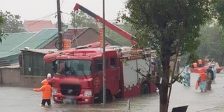 Nghệ An: Huy động xe cứu hỏa cứu hộ người dân ngập sâu trong mưa lũ