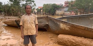 Người đàn ông tốt bụng cứu trăm người trong cơn lũ được tặng đò mới