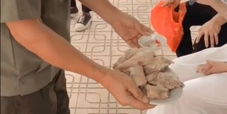 Bác bảo vệ chuẩn bị xôi gà để học sinh chụp ảnh kỷ yếu không đói bụng
