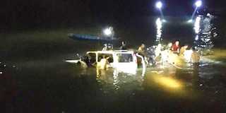 Ô tô tông xe máy, húc lan can cầu rơi xuống sông tại Nghệ An