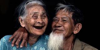 "Tan chảy" trước bộ ảnh tình yêu bình dị của hai cụ già U100 ở Hội An