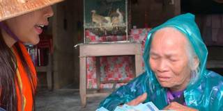 Cụ bà nghèo bật khóc khi được Thủy Tiên đưa 10 triệu đồng để đi chợ