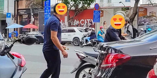 Thấy người đàn ông rớt khay cơm, chàng trai nhặt hộ còn gửi thêm tiền