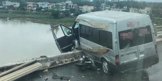 Chiếc xe khách treo vắt vẻo trên thành cầu sau tai nạn kinh hoàng