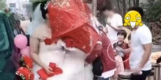 Cô dâu bị bạn chú rể xịt bọt tuyết đầy mặt như một cách chúc mừng