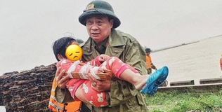 Xúc động hình ảnh chiến sĩ công an bế bé gái bị gãy tay tới bệnh viện