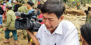 Nam phóng viên khóc nghẹn trước cảnh sạt lở đất ở Trà Leng