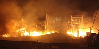 Nghệ An: 4 tàu cá bốc cháy dữ dội trong đêm, thiệt hại gần 30 tỷ đồng