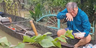 Cụ ông bật khóc khi nhận được cơm nóng cứu trợ sau 5 ngày chống lũ