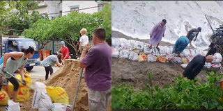 Du khách nước ngoài cùng nhau đắp bao cát chống sạt lở bờ biển Cửa Đại