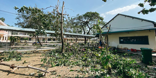 Trường học tan hoang sau bão số 9, giáo viên dọn dẹp vất vả