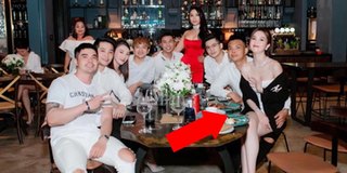 Ngọc Trinh thoải mái ngồi trên đùi Đỗ Long khi chụp ảnh