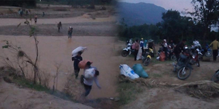 Quảng Trị: Xót xa cảnh bà con Hướng Hoá lội bùn đi nhận hàng cứu trợ