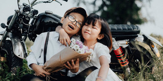 Vợ chồng thầy giáo tí hon kỷ niệm 1 năm ngày cưới bằng bộ ảnh cực ngọt