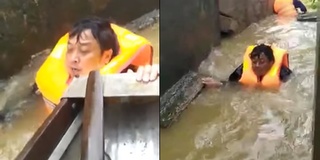 Chủ tịch xã ở Quảng Bình bơi trong nước lũ cứu hơn 100 người