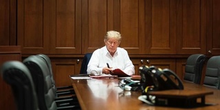 Con gái ông Trump chia sẻ bức ảnh ông vẫn miệt mài làm việc dù bị bệnh