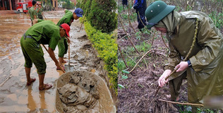 Quảng Trị: Chiến sĩ công an dầm mưa nhổ sắn, dọn bùn giúp dân vùng lũ