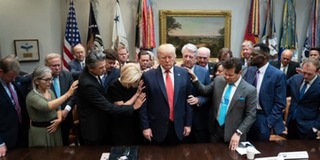 Sự thật bức ảnh ông Donald Trump thất vọng tràn trề trước cuộc bầu cử