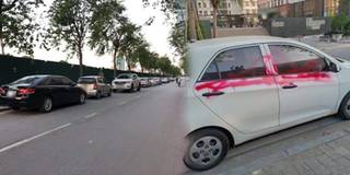 Hàng loạt xe ô tô ở Hà Nội bị phun sơn đỏ kín vì đỗ dưới lòng đường