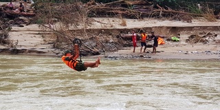 Lực lượng cứu hộ đu dây qua sông tìm kiếm nạn nhân mất tích ở Trà Leng