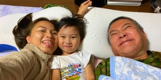 Ông xã Quỳnh Trần JP lầy lội chụp ảnh cùng vợ con với biểu cảm khó đỡ