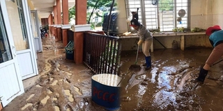 Thầy cô Trà Leng cạo "núi" bùn, dọn trường sau mưa lũ