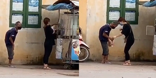 Cô gái trẻ không ngần ngại dừng lại mua bánh biếu cụ ông nhặt ve chai