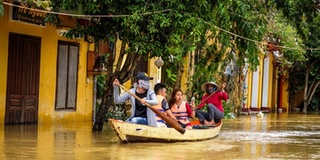 Người Hội An chèo đò đưa du khách thăm quan phố cổ giữa dòng nước lũ