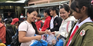 Thầy cô ở tâm lũ Quảng Nam tặng quà cho học sinh nhân dịp 20/11