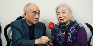Chuyện tình "ông bà anh": U90 vẫn bên nhau, lãng mạn tặng hoa cho nhau
