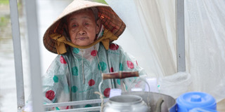 Cụ bà U90 bán tàu hũ nuôi 3 cháu mồ côi: Hạnh phúc vì cả 3 đều ngoan