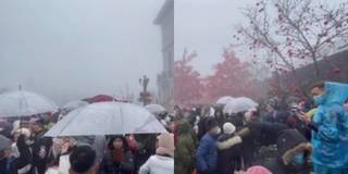 Sa Pa xuống 4,6 độ C, hàng ngàn du khách vẫn đội mưa rét để đi lễ hội