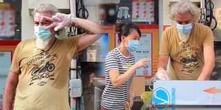 Mắc kẹt ở Việt Nam vì Covid-19, ông Tây ra vỉa hè bán bánh chiên
