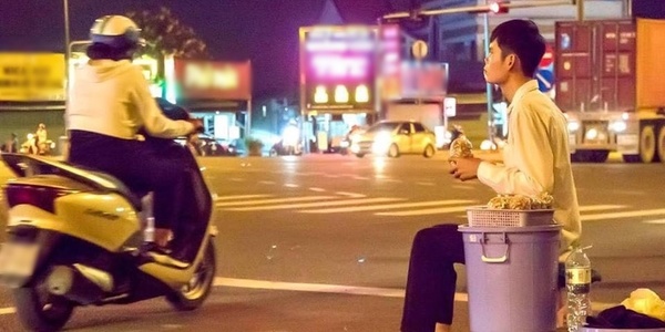 Chàng trai khiếm thị bán đậu phộng mưu sinh ở Sài Gòn