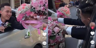 Đám cưới gây chú ý với màn đổi hoa ngay trên đường của hai chú rể