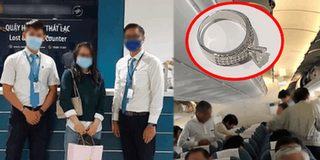 Tháo tung ghế máy bay để tìm nhẫn kim cương do khách vô tình đánh rơi