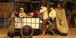 Xót xa 4 đứa trẻ cùng mẹ phiêu bạt trên xe nhặt ve chai khắp Sài Gòn