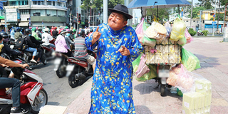 Người đàn ông nhảy múa bán bánh trên đường mang Tết đến Sài Gòn