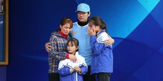 Cơ hội đổi đời: Kiều Minh Tuấn bật khóc nức nở trên sóng truyền hình vì bất lực