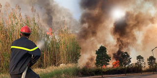Cháy lớn nhiều giờ tại bãi cỏ rộng hàng chục hecta ở khu công nghệ cao