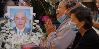 Mẹ Minh Lộc bật khóc liên tục trong lễ cầu siêu của con tại chùa