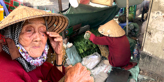 Cụ bà 81 tuổi đội nắng mưu sinh: "Mình khổ nhưng nhiều người khổ hơn"