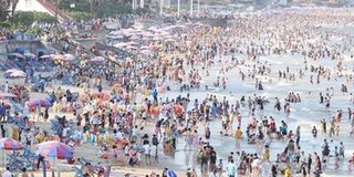 Biển Vũng Tàu đông nghẹt khách ngày 30/4