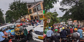 Sài Gòn bước vào mùa mưa, tắc đường kéo dài nhiều giờ thành "đặc sản"
